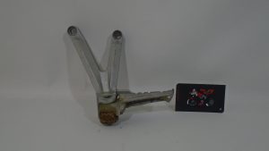 SOPORTE ESTRIBO TRASERO IZQUIERDO HYOSUNG GTR 650 2004/14